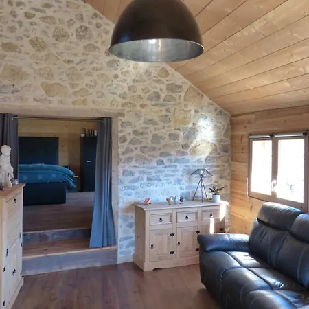 La Gailarde Au Millieu De Notre Ferme Avec Son Ruisseau Et Sa Mare Feriehus Massat